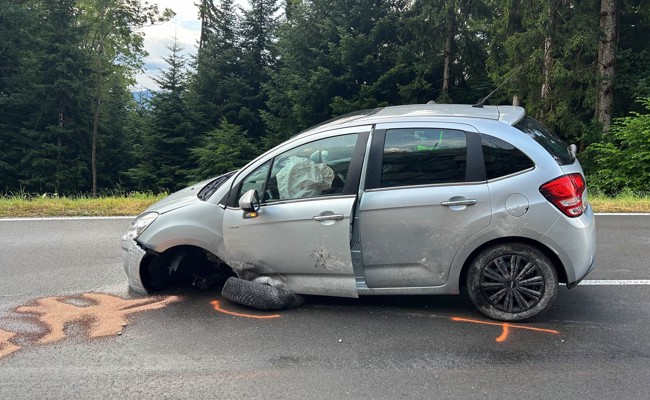 22-Jähriger gerät mit Auto auf Gegenfahrbahn und kollidiert mit Mauer