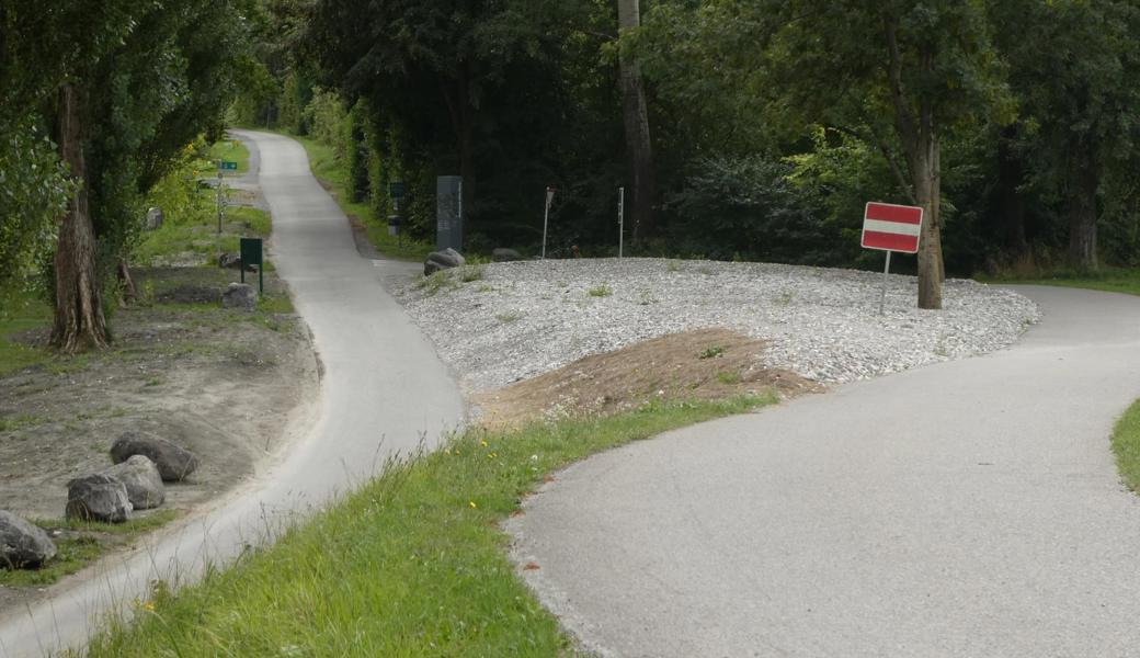 Der Autoparkplatz ist verschwunden und mit Kies neu gestaltet worden.