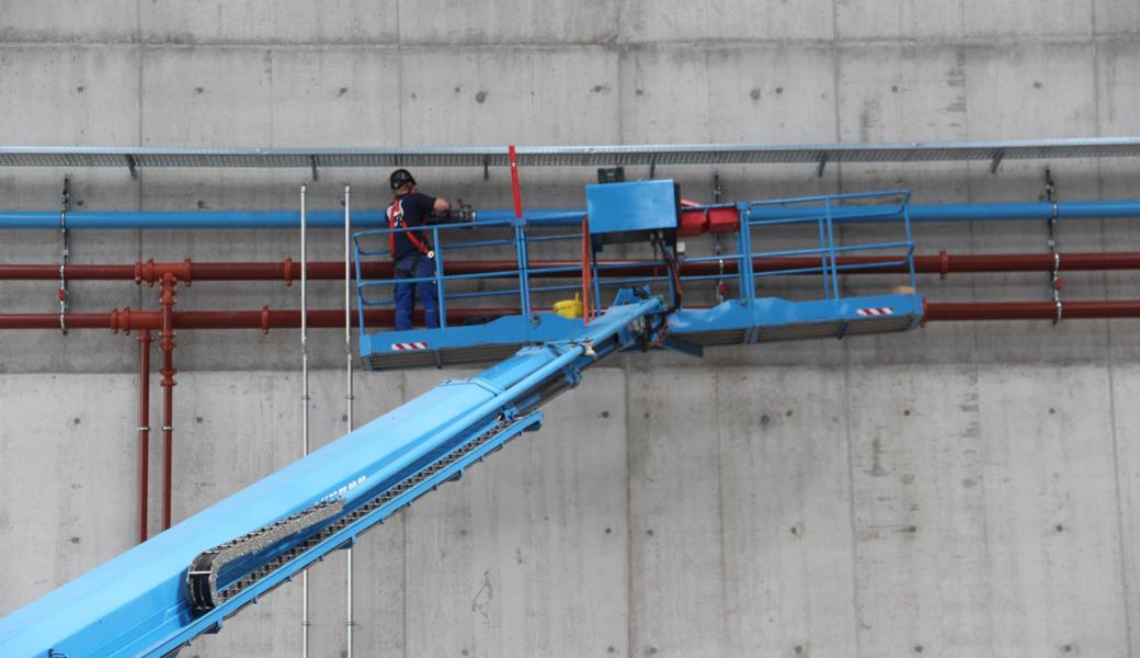 Blau sind die Druckleitungen (z.B. fürs Schrauben oder Bohren mit Druckluft), rot sind die Heizungsleitungen.