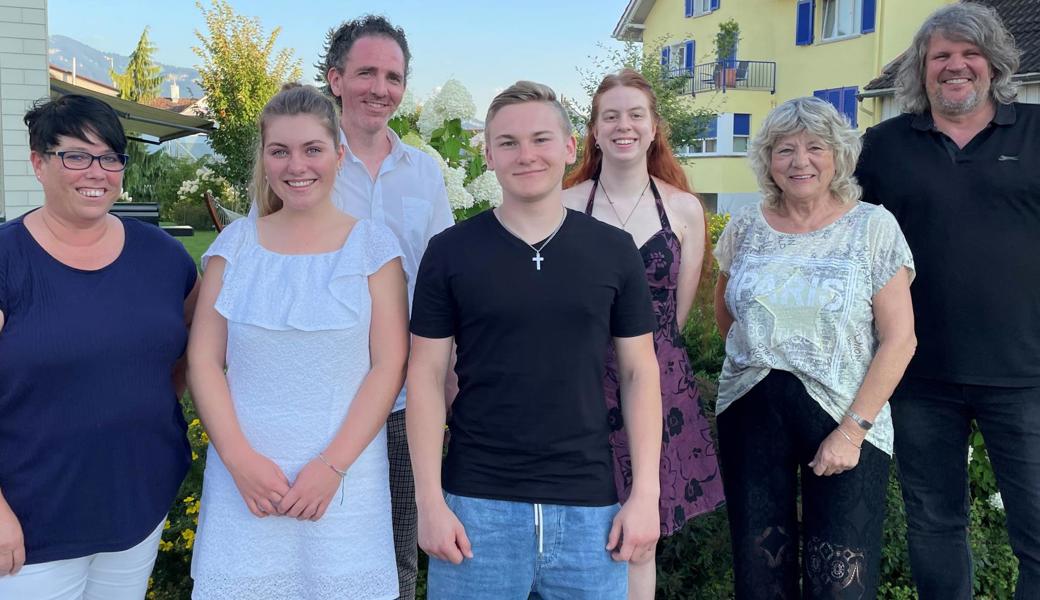 Neue Mitglieder beim Dorftheater (von links): Alexandra Steiger, Désirée Gächter, Oliver Schad, Sven Dörig, Marie Helen Diefenthaler und Elfi Macher. Meini Keel wurde neu in den Vorstand gewählt.                  