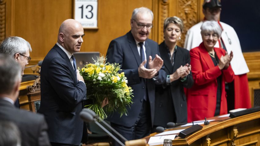 Alain Berset erhält Blumen bei der Verabschiedung am Mittwochmorgen.