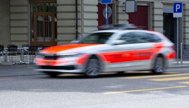 Verkäuferin mit Waffe bedroht bei Überfall auf Lebensmittelgeschäft