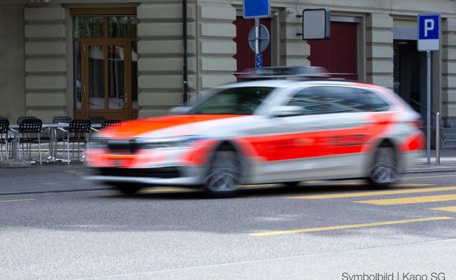 Verkäuferin mit Waffe bedroht bei Überfall auf Lebensmittelgeschäft