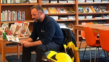 Ein Feuerwehrmann in der Bibliothek