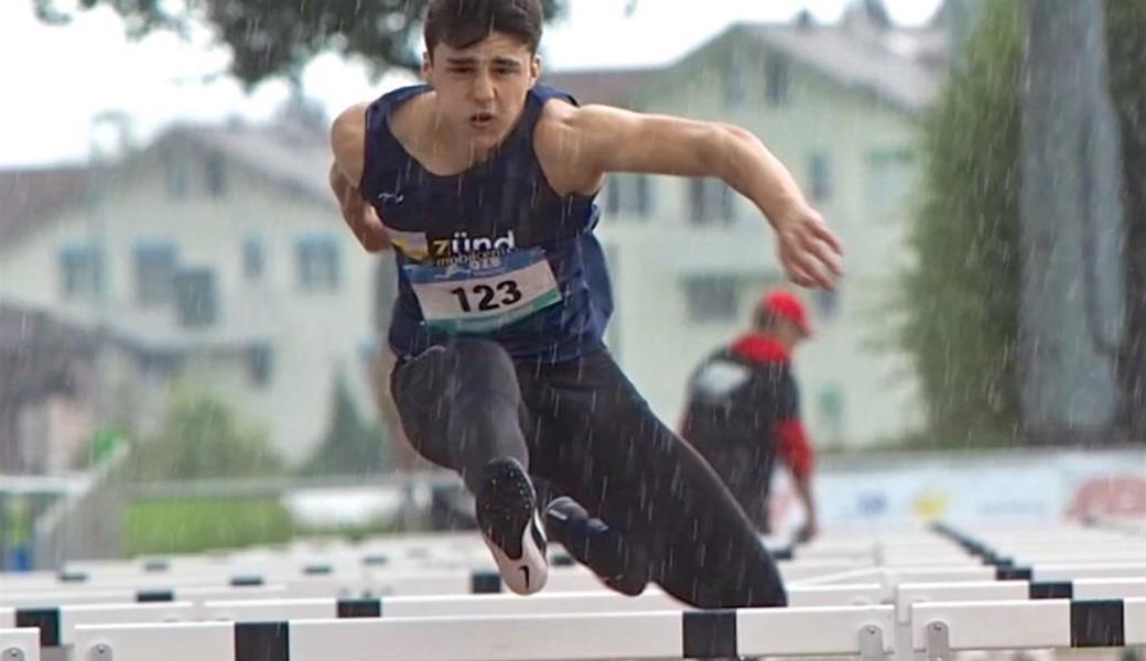 Sandro Graf erzielt bei strömendem Regen eine neue Bestzeit über 100 m Hürden. 