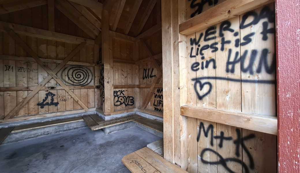 Beliebtes Rebhüttli erneut von Schmierfinken verunstaltet – kommt jetzt die Videoüberwachung?