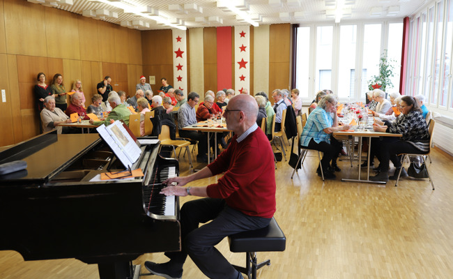 Adventliche Klänge und heitere Geschichten begeistern