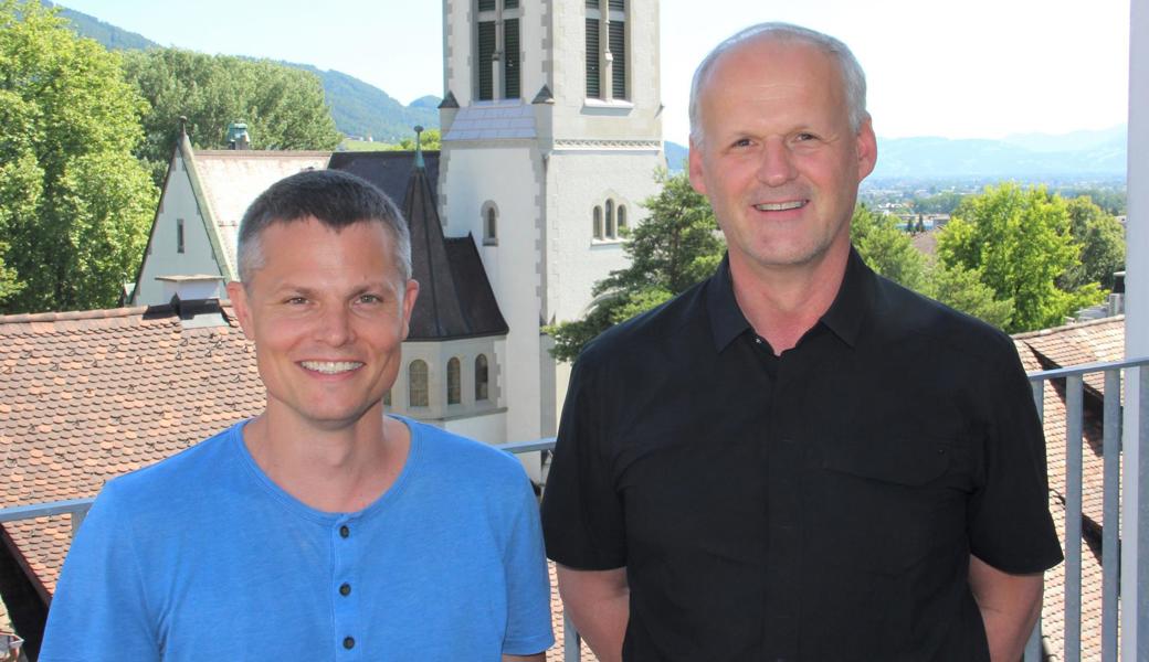 Wer Daniel Keel und Daniel Kehl gleichzeitig begegnet, kann an ihrer Körpergrösse erkennen, wer wo der Chef ist: Daniel Keel, der kleinere, im Tiefbauamt, Daniel Kehl, der grössere, im Hochbauamt. Das Bild entstand auf der Rathausterrasse.
