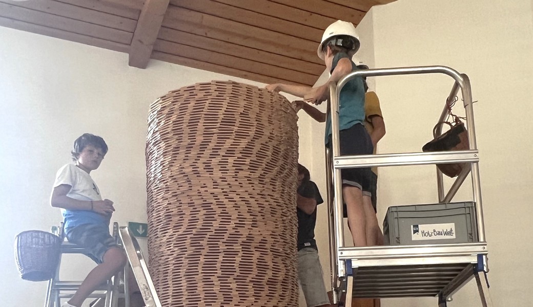 Dieser grosse Turm wurde gemeinsam von allen vierzig Kindern erbaut. 