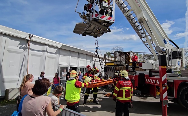 Die Altstätter Feuerwehr zeigt an der Rhema, wie sie arbeitet