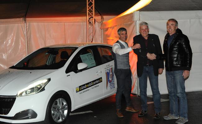 Er hat soeben ein Auto gewonnen!