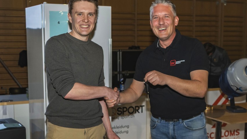 Steven Dürr aus Eichberg (links) bekommt von Romeo Städler den Schlüssel zum Hauptpreis des 300er-Spiels: einen Mitsubishi Colt 1.0.