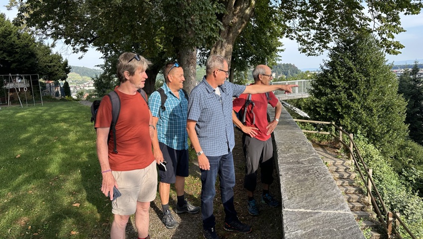 Urs Müller, Stadtpräsident, informierte die Wandergruppe über die Industrie Rheineck und den Industrieweg durchs Städtli: (v.l.) Jörg Krummenacher, Toni Loher, Urs Müller und Bernhard Litscher Urs Müller, Stadtpräsident, informierte die Wandergruppe über die Industrie Rheineck und den Industrieweg durchs Städtli: (v.l.) Jörg Krummenacher, Toni Loher, Urs Müller und Bernhard Litscher