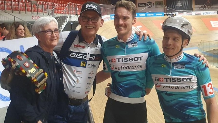 Simon Vitzthum mit seinen Eltern Mirtha und Stephan sowie Alex Vogel.