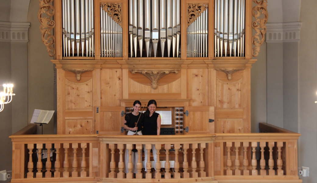 die Die beiden Musikerinnen Vasiliki Anagnostopoulou, Violine und Aki Funakoshi, Orgel nach ihrem Auftritt.