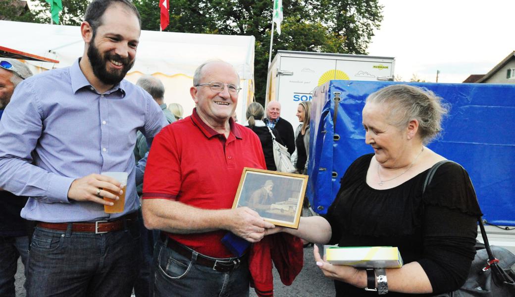 Zur Pensionierung bekamen Gregor Kaiser und seine Frau Theres eine Kopie von Albert Ankers «Gemeindeschreiber». Das Bild soll an die vielen Berufsjahre zum Wohle der Gemeinde erinnern.