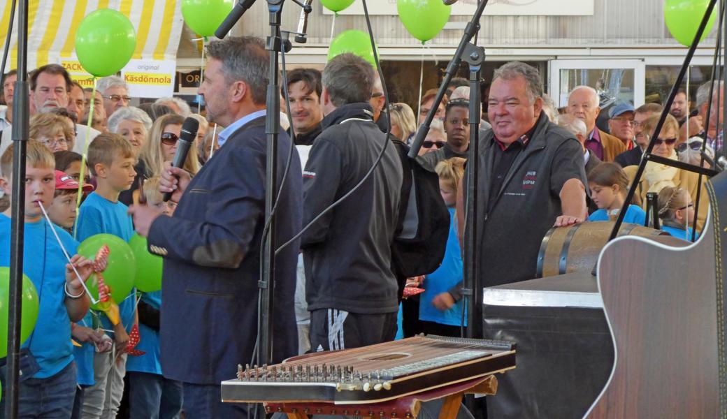 Der Lustenauer Bürgermeister Kurt Fischer (Mitte links) begrüsste nicht nur die Besucherinnen und Besucher der Kilbi, sondern auch das Team der Kellerei Schmid Wetli aus Berneck, mit Kaspar Wetli an der Spitze (Mitte rechts). 