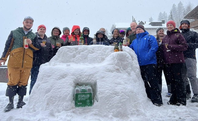 Stadtmusik Altstätten baute am Skiweekend eine Schneebar