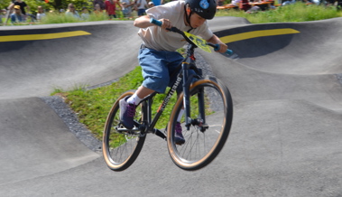 Hundert Fahrer feiern in Altstätten eine starke Pumptrack-Premiere, bis ein Unfall den Final überschattet