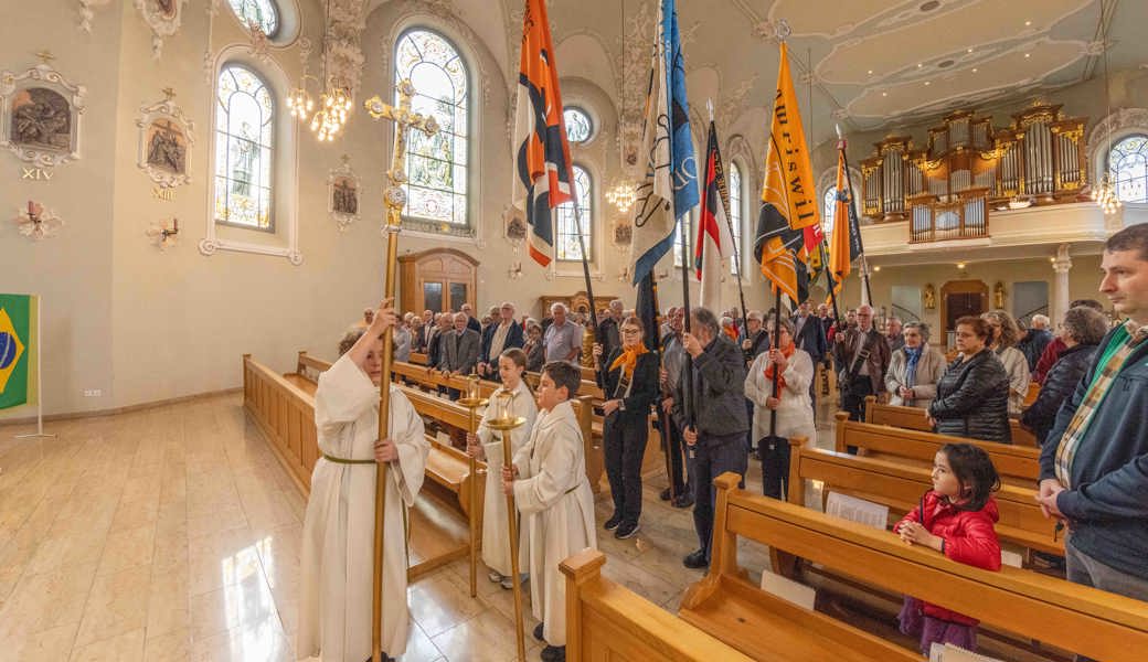 Der feierliche Kirchen-Einzug mit den Fahnen der zwölf Kolpingfamilien aus der Ostschweiz. Foto: Fredy Roth
