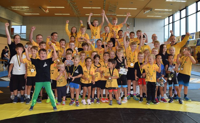 Die Kriessner holen sich den Pokal an ihrem Heimturnier