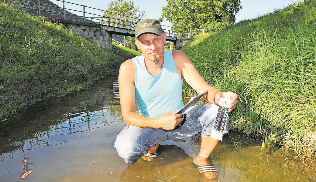 Das Thermometer von Fridolin Scherrer zeigt 23,5 Grad im Littenbach bei Berneck. Der Gewässerwart des Fischereivereins Mittelrheintal hat an der gleichen Stelle schon 30 Grad gemessen.