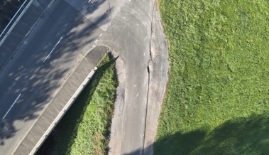 Kollision mit Lastwagen: 78-jähriger Velofahrer nach Unfall lebensbedrohlich verletzt