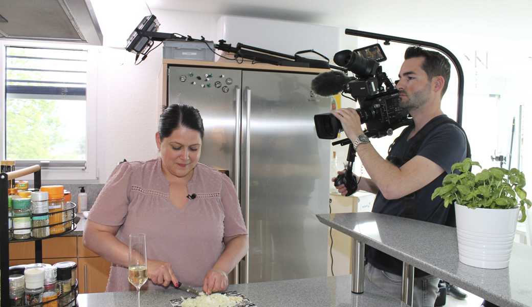 Tanja Gasser-Lang bezeichnet sich augenzwinkernd als «Prosecco-Queen». Hier ist sie während den TV-Aufnahmen mit Cüpli am Zwiebelschneiden. 