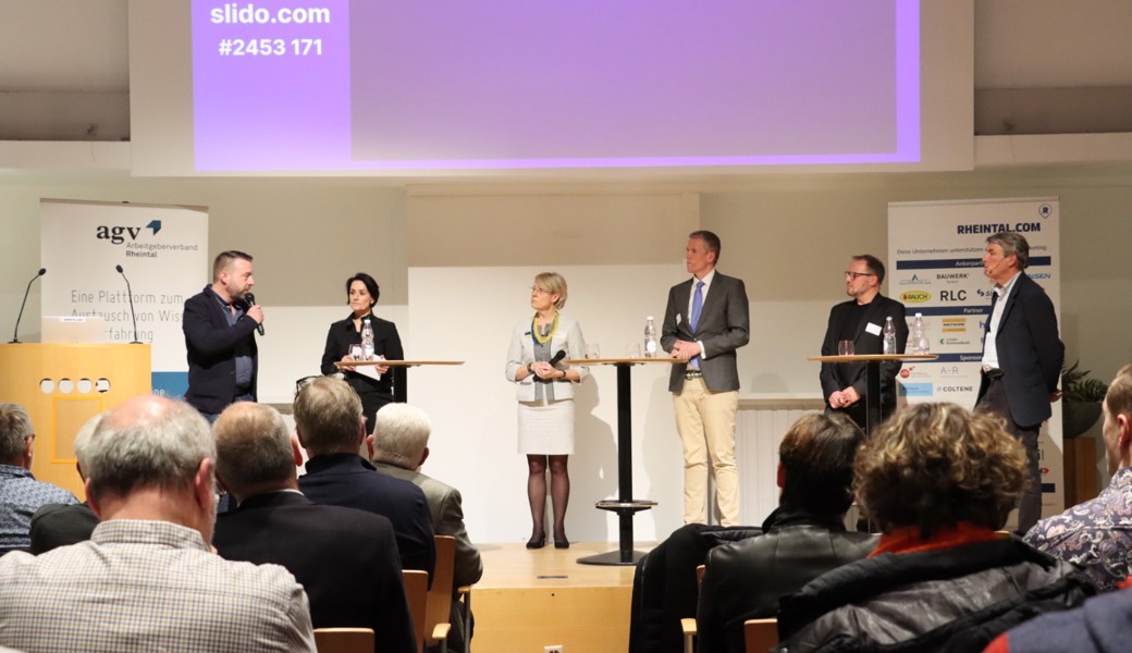 Martin Tschirren (links), Moderatorin Isabel Schorrer, Iryna Wetzel, Marcus Keupp, Kurt Pelda und Ulrich Schmid.