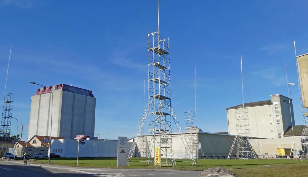 Dreissig Meter hoch soll der Neubau der Tiefkühlhalle der GAG Gefrierhaus  AG werden. Das neue Gebäude schliesst an die bestehenden Hallen im Hintergrund an. 