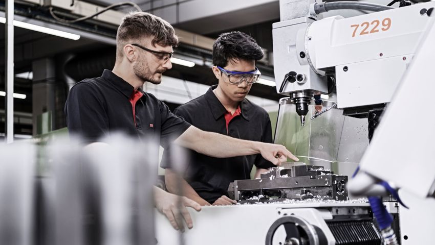 Lernender Polymechaniker bei SFS. Lernender Polymechaniker bei SFS.