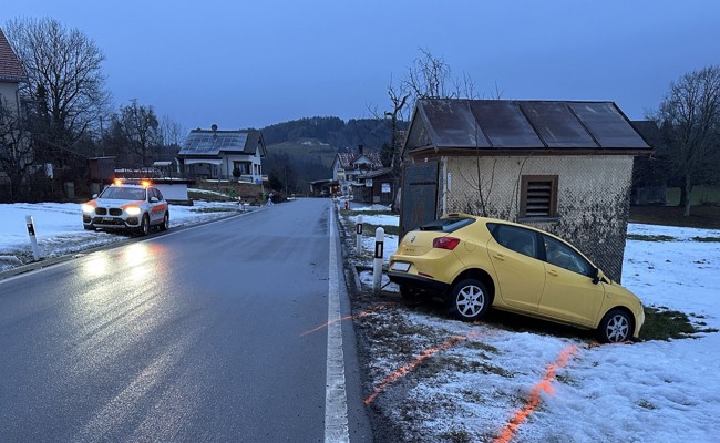 Junge Frau verliert auf winterlicher Strasse die Kontrolle über ihr Auto