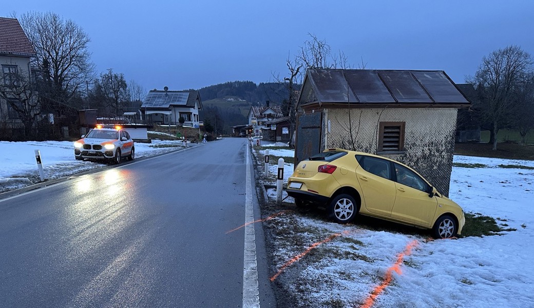 Junge Frau verliert auf winterlicher Strasse die Kontrolle über ihr Auto