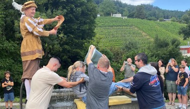 «Gegautscht»: Salome Rohner wurde in den frisch geputzten Brunnen geworfen