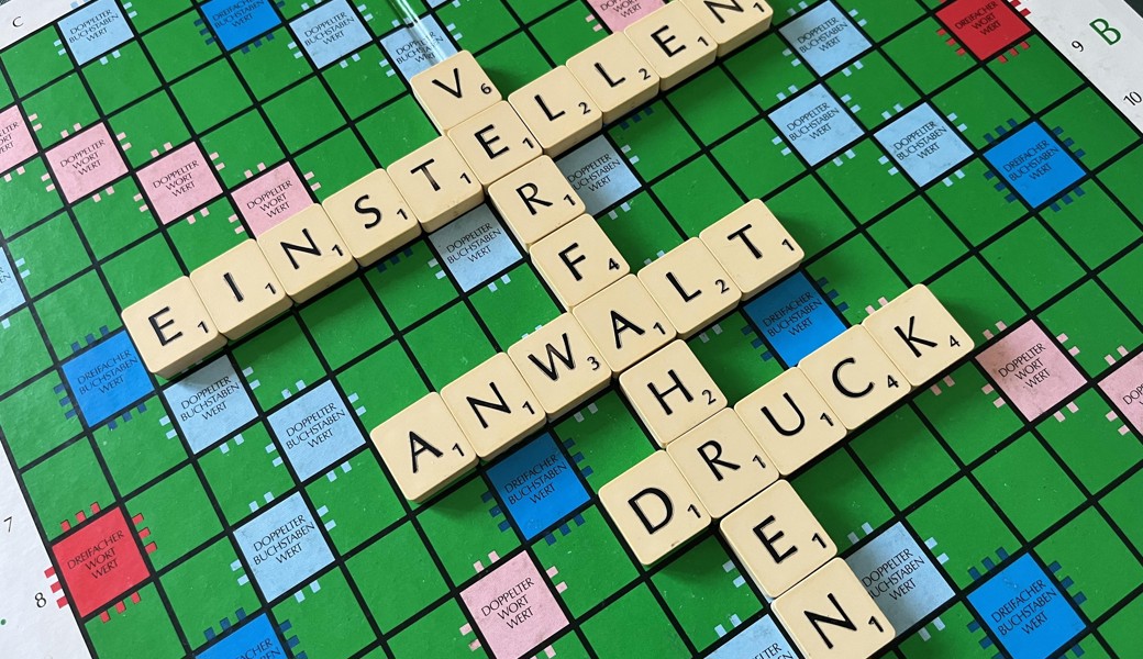 Kein Spiel: Mit der Einstellung des Verfahrens gegen den ehemaligen Gemeinderat Christoph Tinner wächst der Druck auf den Sennwalder Gemeindepräsidenten.