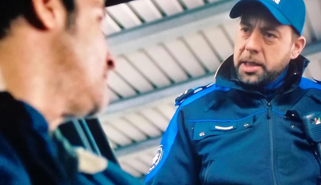 Ein Mann reiste in die Schweiz ein und wurde von einem Grenzwächter befragt.