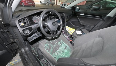 Mehrere Autos aufgebrochen: Scherben, Unordnung und persönliche Gegenstände fehlen