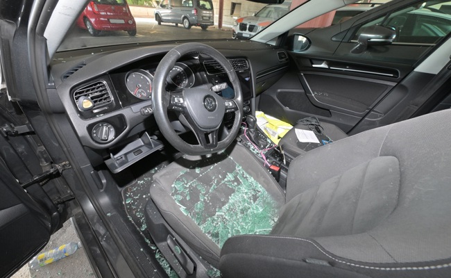 Mehrere Autos aufgebrochen: Scherben, Unordnung und persönliche Gegenstände fehlen