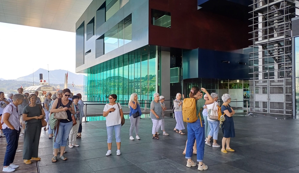 Warten vor dem KKL auf unsere Führung Warten vor dem KKL auf unsere Führung