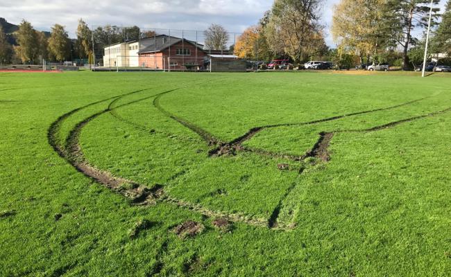 Auf Fussballplatz gedriftet
