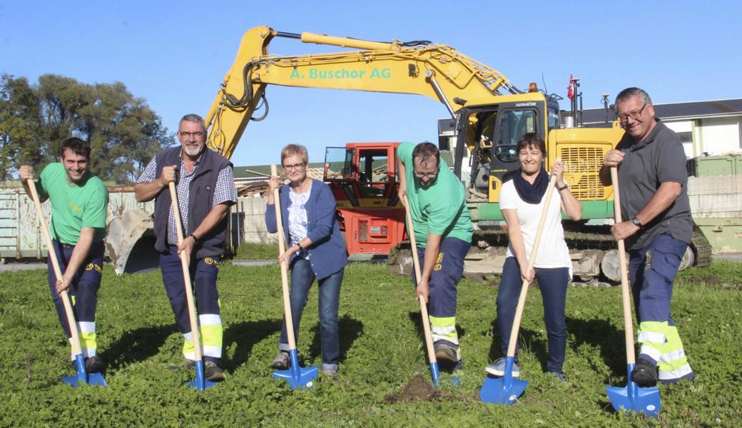 Eine Familie packt an (von links): Michael, Jakob, Bernadette, Silvan, Gabi und Christoph Thür.