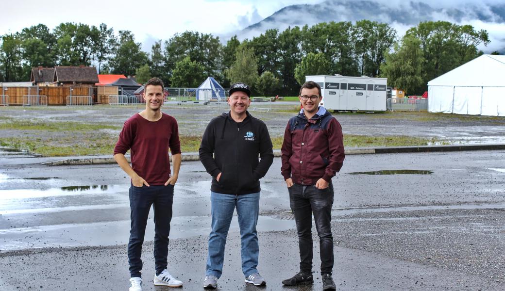  Spannen zukünftig zusammen: Tom Scherrer (Mitte), Szene-Kenner und Betreiber von mehreren Streetfood-Festivals, mit Simon Büchel, Geschäftsführer, und Michael Dietrich, Projektleiter der Rheintal Messe und Event AG