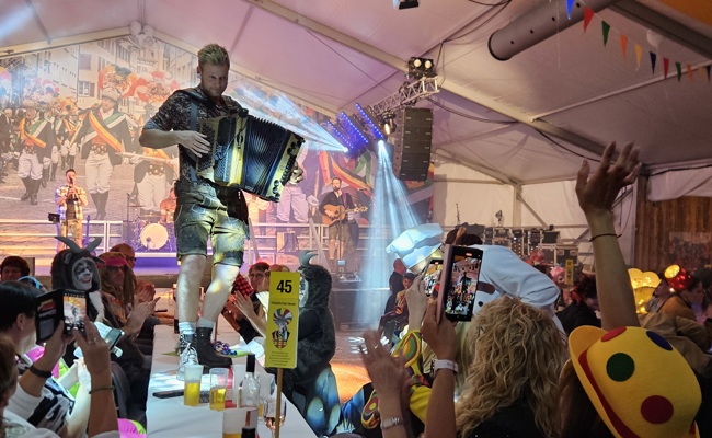 Fasnachtfreitag: Party der Röllelibutzen mit Show und Musik