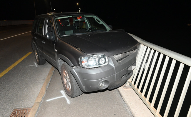 Betrunkener Mann kracht mit seinem Auto in das Geländer der Rheinbrücke