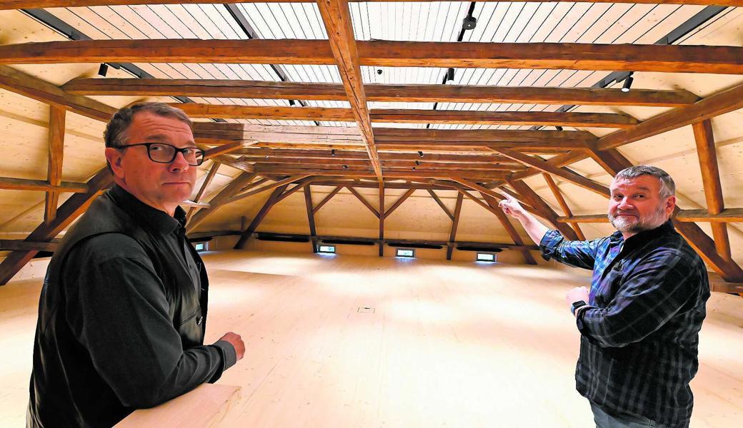 Rhodmeister Josef Popp (links) und Museumspräsident Fredi Frei im neuen Ausstellungsraum im Prestegg-Nordflügel. 