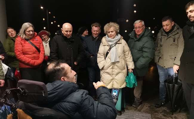 SP Rheintal ging mit Cem Kirmizitoprak, der im Rollstuhl sitzt, auf einen Spaziergang
