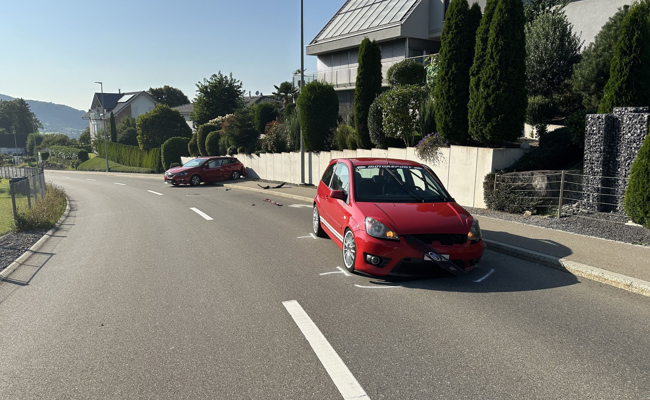 Fahrunfähig auf Gegenfahrbahn geraten: Zwei verletzte Personen und zweimal Totalschaden an den Autos
