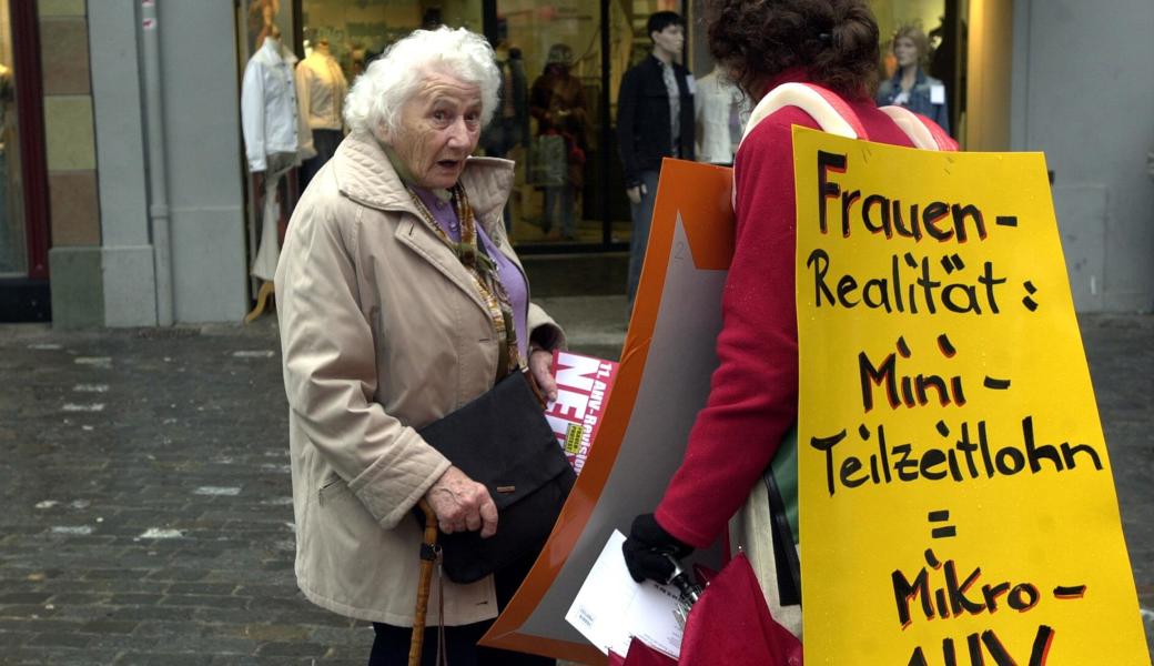 Viele Frauen verdienen nur wenig. Können sie ausserdem wegen Familienarbeit während Jahren nur Teilzeit oder gar nicht arbeiten gehen, treffen sie die Beitragslücken im Alter wegen der empfindlich gekürzten Rente dann besonders hart.