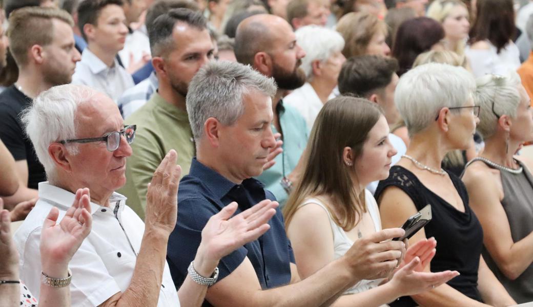 Die stolze Anhängerschaft der Absolventinnen und Absolventen applaudierte und machte Fotos und Videos. 