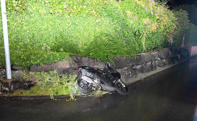 Fahrunfähig und ohne Führerausweis unterwegs: Rollerfahrer fährt in Steinmauer